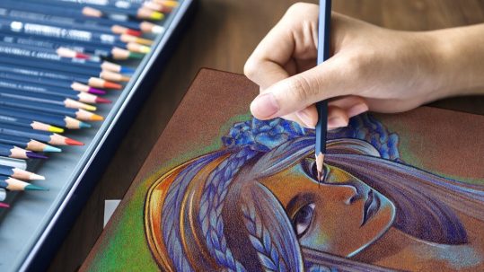 Portrait au crayon de couleur réalisé par une adulte au stage de dessin à Nantes