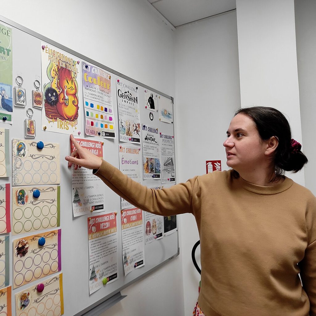 Photo de Pacheco Claire enseignant pendant les cours de manga Nantes et Orvault à l'atelier Adya