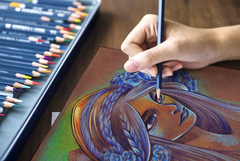 élève en train de dessiner un portrait manga d'une femme au crayon de couleur pendant le stage manga et dessin