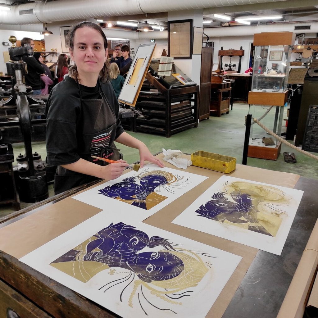 Photo de Pacheco Claire dessinant pendant le stage manga à Nantes et Orvault de l'atelier Adya