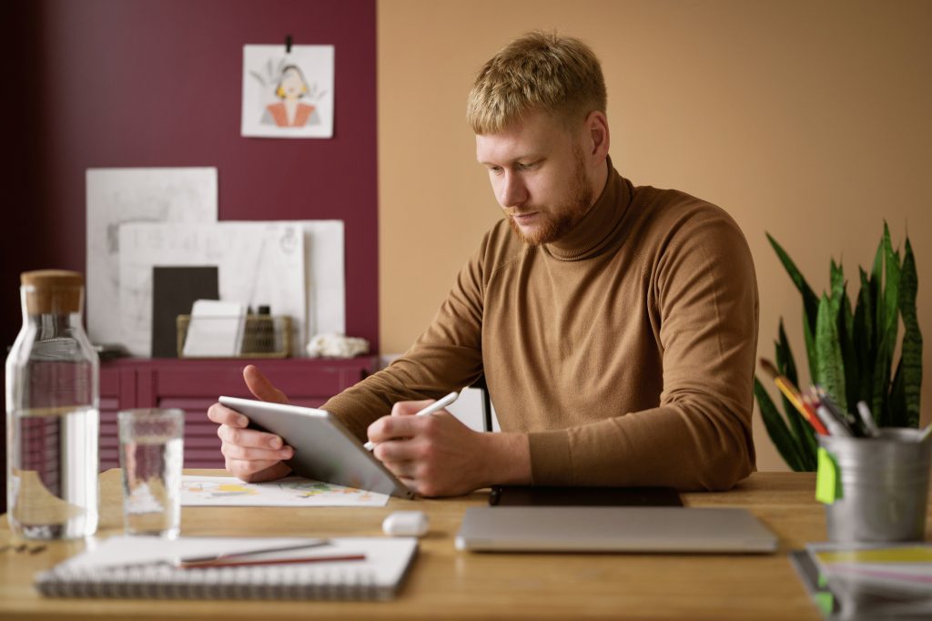 illustrateur réalisant une illustration sur tablette graphique pendant le cours professionnel de dessin Nantes