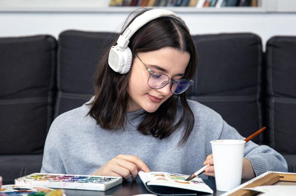 Illustratrice peignant une illustration pendant le cours professionnel de dessin Nantes