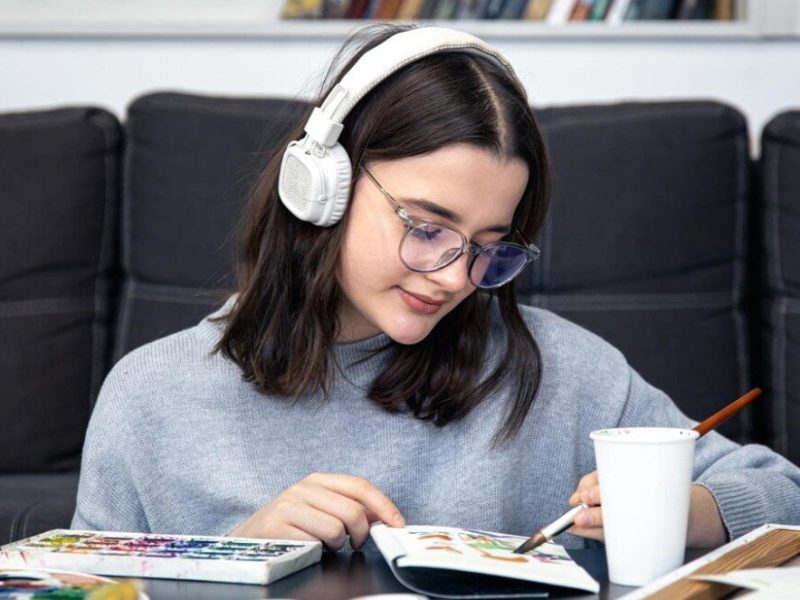 Illustratrice peignant une illustration pendant le cours professionnel de dessin Nantes