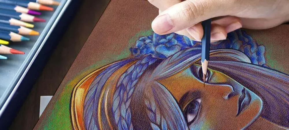 Portrait réalisé au crayon de couleur polychromos par un élève lors d'un cours de dessin manga à l'Atelier proche secteur Nantes Zola